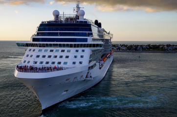 Luxus Kreuzfahrtschiff Equinox frontal mit Bug und Brücke in Key West, Florida bei Abenddämmerung	