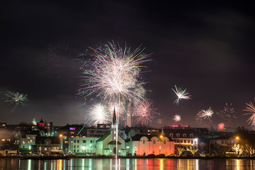 Mit einem Silvesterfeuerwerk über der isländischen Hauptstadt begrüßen die Isländer das neue...