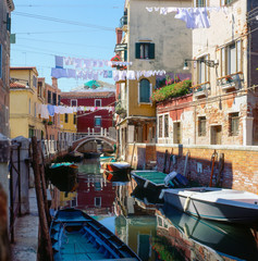 Fototapeta na wymiar Canale con il Ponte Riello a Castello. Venezia