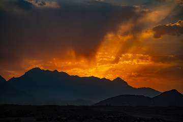 Renkli turuncu ve dramatik gökyüzü bulutlu arka plan için