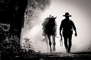 Fototapete Pferde Schwarz-Weiß-Bild Silhouette des Cowboys und des Pferdes bei Sonnenaufgang am Morgen