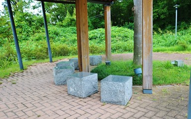 休息所　建物　石　椅子　柱　夏　公園　杤木