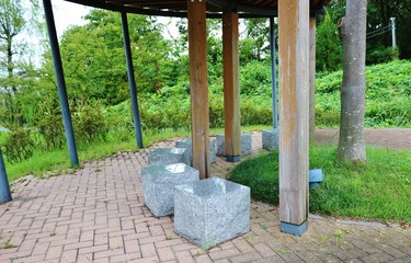 休息所　建物　石　椅子　柱　夏　公園　杤木