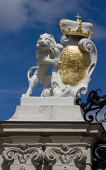 Obraz premium Belvedere Palace Park. Vein. Austria. Elements of the architecture of the palace.