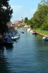 Fototapeta na wymiar Schmaler Kanal im Sestiere Castello in Venedig