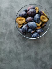 plums in a bowl