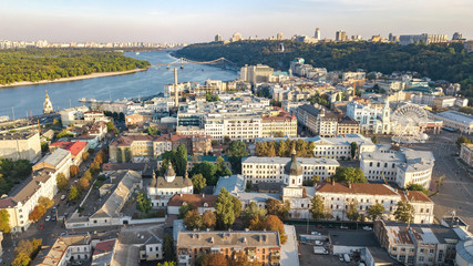 Vue aérienne de dessus du paysage urbain de Kiev, du fleuve Dniepr et des toits du quartier historique de Podol d& 39 en haut, place Kontraktova avec grande roue, ville de Kiev, Ukraine