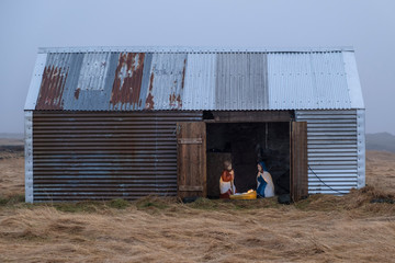 Krippe mit Maria, Josef und dem Christkind in einem Schafsstall in Grindavik