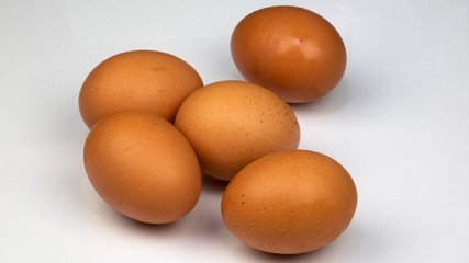 frische braune Eier