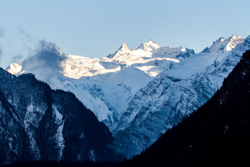 Obraz premium Misty mountains. Morning in Himalayas, Nepal, Annapurna conservation area