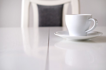 Konzept Warten, GesprÃ¤ch oder Meeting: Blick auf eine weiÃŸe Kaffeetasse an einem weiÃŸen...