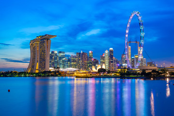 Obraz premium Singapore city skyline at night with view of Marina Bay