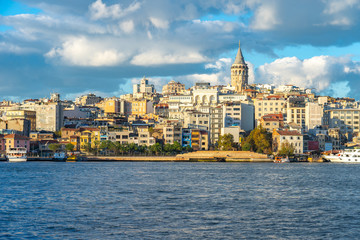 Obraz premium Istanbul skyline with view of Galata Tower in Turkey