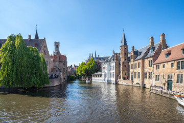 Fototapeta premium Widok na panoramę Brugii i kanał Rozenhoedkaai w Brugii, Belgia