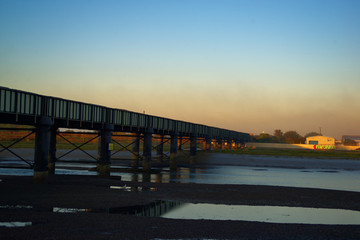 Obraz premium bridges spanning rivers at low tide