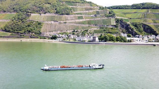 Binnenschiff auf dem Rhein mit Metallschrott