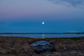 Aufgehender Mond nahe Borgarnes in Westen Islands