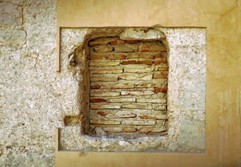 Fenêtre murée dans un vieux mur