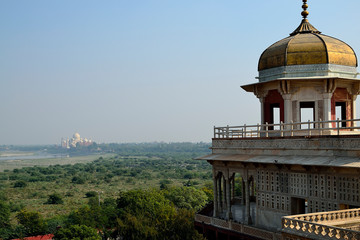 Vistas de lejos al Taj Mahal desde el castillo Rojo en Agra