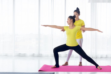 Obraz premium Yoga teachers are teaching exercise yoga for students. With the correct position Inside the room for good health and flexibility of the muscles with a feeling of happiness. It is a lifestyle activity 