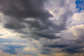 Obraz premium Blue sky with gray cumulus clouds before the storm