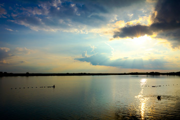 Obraz premium Cloudy sunset over the lake