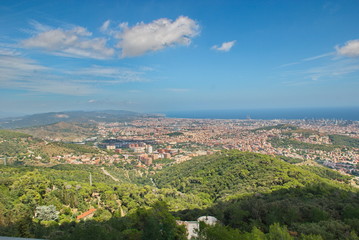 Obraz premium Amazing beautiful view from Mount Tibidabo to Barcelona and the Sea