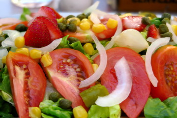 Salade de crudité avec tomates et fraises