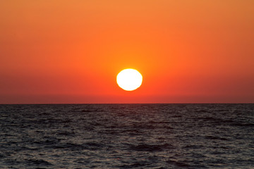 Naklejka premium sunset over the sea romantic evening in the tropics