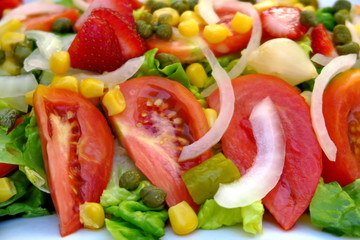Salade de crudité avec tomates et fraises