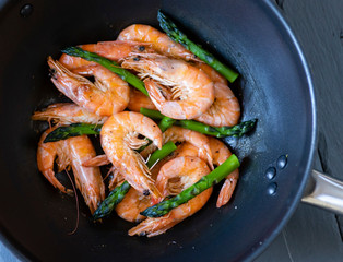 grilled prawns with green asparagus