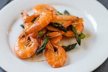 grilled prawns with green asparagus