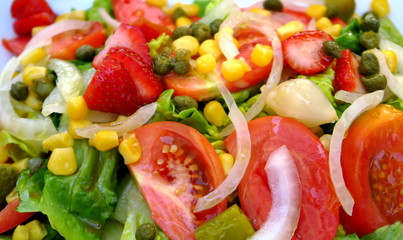 Salade de crudité avec tomates et fraises