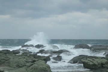 波しぶきの海岸