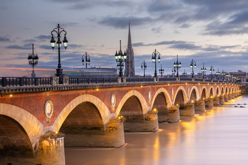 Fototapeta na wymiar Illumination du Pont de pierre de la ville de Bordeaux