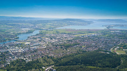 Panorama über Konstanz am Bodensee mit Sicht auf die Alpen