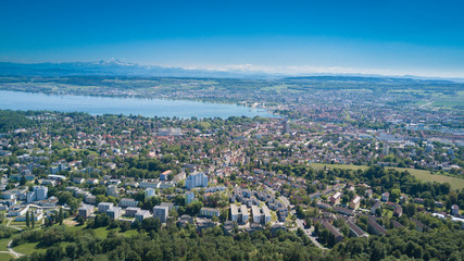 Fototapeta na wymiar Panorama über Konstanz am Bodensee mit Sicht auf die Alpen