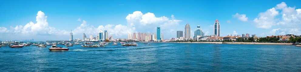 Fototapeta premium Nowoczesna miejska linia horyzontu w Qingdao w Chinach
