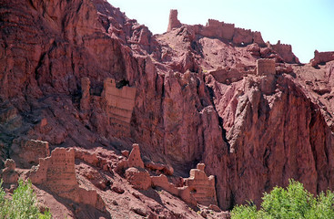 Ruins of Shahr e Zohak fortress on top of red cliffs near to Bamyan (Bamiyan), Afghanistan. Also Shahr e Zuhak fort, Zuhak City or The Red City, a citadel near Bamyan (Bamiyan) in central Afghanistan.