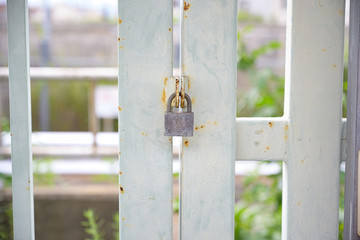 南京錠のかかった扉