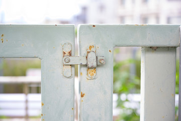 簡易ロックのクローズアップ、錆びたオブジェクト