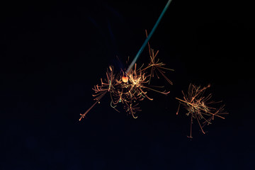 暗闇の中で線香花火