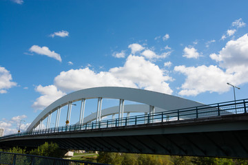 アーチ橋と青空