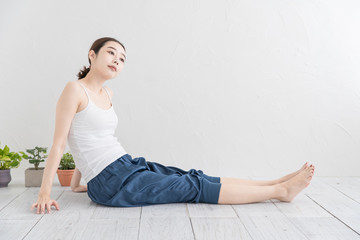 Fototapeta premium ストレッチ・体操をする女性