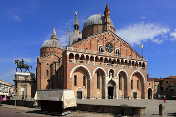 Fototapeta na wymiar basilica of saint antonio in padua city in italy 