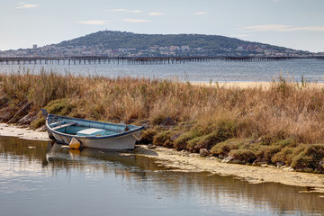 Obraz premium Vue sur l'etang de Thau et Sete depuis Meze - Herault - Occitanie - France