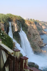 Düden Wasserfall in Antalya in der Türkei stürzt ins Mittelmeer 