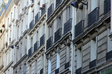 Fototapeta premium Facade of a traditional apartmemt building in Paris, France
