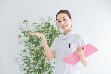 案内する白衣の女性