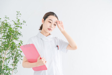 疲れた白衣の女性